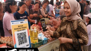 Gambar Ilustrasi, warga mencoba sistem digitalisasi pembayaran melalui pindai barcode saat mengikuti Gerakan Pangan Murah di Malalayang Beach Walk, Manado.