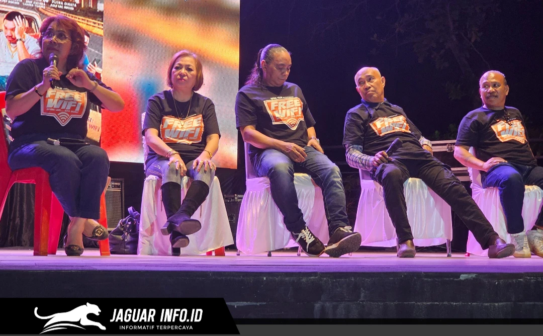 Eksekutif produser Lucia Goni bersama para artis saat memberikan keterangan dalam konferensi pers film Free Wifi di Manado Beach Walk, 12/07/26.