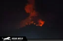 Tampilan visual aktivitas Kawah II Gunung Karangetang saat terjadi lontaran material lava pijar pada Minggu malam (12/07/26). Foto : Jufry Kasumbala