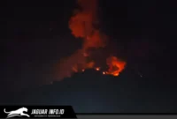 Tampilan visual aktivitas Kawah II Gunung Karangetang saat terjadi lontaran material lava pijar pada Minggu malam (12/07/26). Foto : Jufry Kasumbala