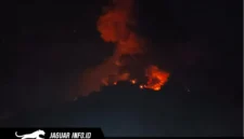 Tampilan visual aktivitas Kawah II Gunung Karangetang saat terjadi lontaran material lava pijar pada Minggu malam (12/07/26). Foto : Jufry Kasumbala