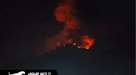 Tampilan visual aktivitas Kawah II Gunung Karangetang saat terjadi lontaran material lava pijar pada Minggu malam (12/07/26). Foto : Jufry Kasumbala
