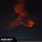 Tampilan visual aktivitas Kawah II Gunung Karangetang saat terjadi lontaran material lava pijar pada Minggu malam (12/07/26). Foto : Jufry Kasumbala