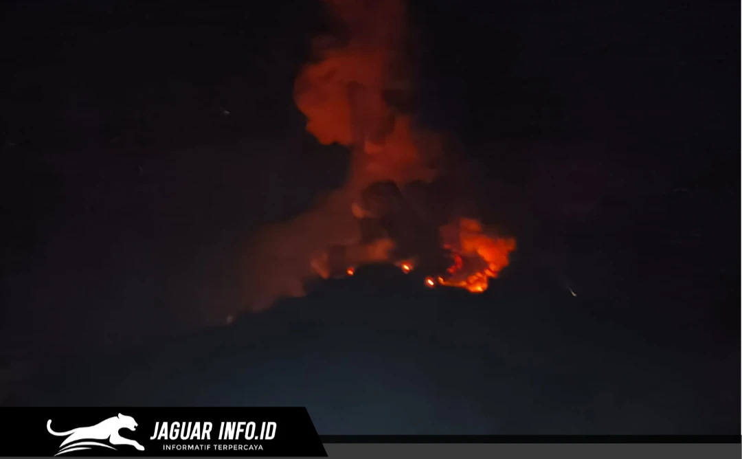 Tampilan visual aktivitas Kawah II Gunung Karangetang saat terjadi lontaran material lava pijar pada Minggu malam (12/07/26). Foto : Jufry Kasumbala