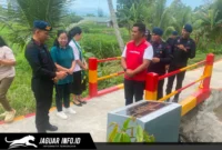 Dansat Brimob Polda Sulut saat meresmikan infrastruktur jembatan baru untuk masyarakat, 10/07/26.