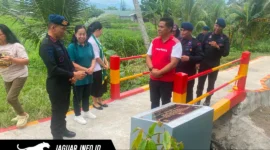 Dansat Brimob Polda Sulut saat meresmikan infrastruktur jembatan baru untuk masyarakat, 10/07/26.