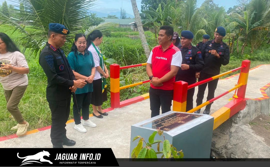 Dansat Brimob Polda Sulut saat meresmikan infrastruktur jembatan baru untuk masyarakat, 10/07/26.