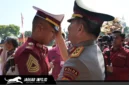 Suasana penuh haru terekam saat Kapolda Sulawesi Utara, Irjen Pol. Dr. Roycke Harry Langie, S.I.K., M.H., memberikan ucapan selamat dan menyapa putranya, Brigtar Joshua Langie, S.Tr.K., sesaat usai Upacara Penutupan Pendidikan (Tupdik) dan Wisuda Sarjana Terapan Kepolisian Taruna Akpol Angkatan 58 di Lapangan Bhayangkara, Semarang.