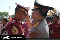 Suasana penuh haru terekam saat Kapolda Sulawesi Utara, Irjen Pol. Dr. Roycke Harry Langie, S.I.K., M.H., memberikan ucapan selamat dan menyapa putranya, Brigtar Joshua Langie, S.Tr.K., sesaat usai Upacara Penutupan Pendidikan (Tupdik) dan Wisuda Sarjana Terapan Kepolisian Taruna Akpol Angkatan 58 di Lapangan Bhayangkara, Semarang.