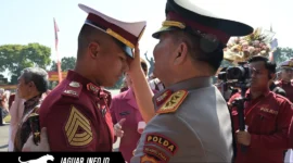 Suasana penuh haru terekam saat Kapolda Sulawesi Utara, Irjen Pol. Dr. Roycke Harry Langie, S.I.K., M.H., memberikan ucapan selamat dan menyapa putranya, Brigtar Joshua Langie, S.Tr.K., sesaat usai Upacara Penutupan Pendidikan (Tupdik) dan Wisuda Sarjana Terapan Kepolisian Taruna Akpol Angkatan 58 di Lapangan Bhayangkara, Semarang.