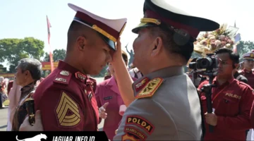Suasana penuh haru terekam saat Kapolda Sulawesi Utara, Irjen Pol. Dr. Roycke Harry Langie, S.I.K., M.H., memberikan ucapan selamat dan menyapa putranya, Brigtar Joshua Langie, S.Tr.K., sesaat usai Upacara Penutupan Pendidikan (Tupdik) dan Wisuda Sarjana Terapan Kepolisian Taruna Akpol Angkatan 58 di Lapangan Bhayangkara, Semarang.