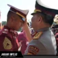 Suasana penuh haru terekam saat Kapolda Sulawesi Utara, Irjen Pol. Dr. Roycke Harry Langie, S.I.K., M.H., memberikan ucapan selamat dan menyapa putranya, Brigtar Joshua Langie, S.Tr.K., sesaat usai Upacara Penutupan Pendidikan (Tupdik) dan Wisuda Sarjana Terapan Kepolisian Taruna Akpol Angkatan 58 di Lapangan Bhayangkara, Semarang.