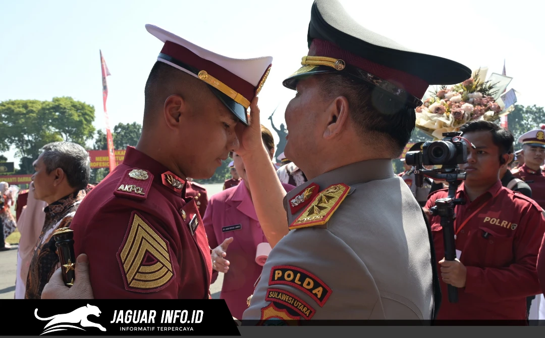 Suasana penuh haru terekam saat Kapolda Sulawesi Utara, Irjen Pol. Dr. Roycke Harry Langie, S.I.K., M.H., memberikan ucapan selamat dan menyapa putranya, Brigtar Joshua Langie, S.Tr.K., sesaat usai Upacara Penutupan Pendidikan (Tupdik) dan Wisuda Sarjana Terapan Kepolisian Taruna Akpol Angkatan 58 di Lapangan Bhayangkara, Semarang.