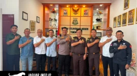 Kapolres Tomohon AKBP Novrial Alberti Kombo bersama jajaran Polres Tomohon melakukan pertemuan silaturahmi dengan Kajari Tomohon Adi Imanuel Palebangan dan jajarannya di Kantor Kejari, Selasa 14/07/26.