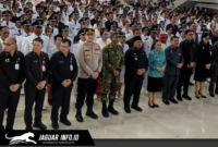 Kapolres Minahasa AKBP Steven J.R. Simbar saat memantau pengamanan prosesi pelantikan 128 Hukum Tua di Gedung Wale ne Tou, Minahasa, 14/07/2026.