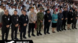 Kapolres Minahasa AKBP Steven J.R. Simbar saat memantau pengamanan prosesi pelantikan 128 Hukum Tua di Gedung Wale ne Tou, Minahasa, 14/07/2026.