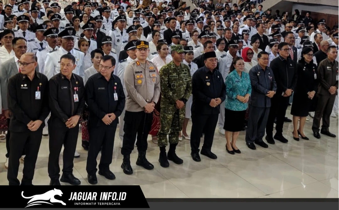 Kapolres Minahasa AKBP Steven J.R. Simbar saat memantau pengamanan prosesi pelantikan 128 Hukum Tua di Gedung Wale ne Tou, Minahasa, 14/07/2026.