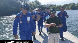 Direktur Polairud Polda Sulut, Kombes Pol Bayuaji Yudha Prasaja, saat berada di dermaga untuk memimpin langsung pengawalan delegasi Uni Eropa pada 16/07/26.