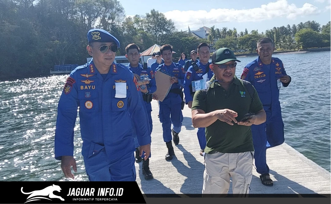 Direktur Polairud Polda Sulut, Kombes Pol Bayuaji Yudha Prasaja, saat berada di dermaga untuk memimpin langsung pengawalan delegasi Uni Eropa pada 16/07/26.