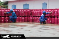 Petugas sedang menghitung dan merapikan tabung LPG nonsubsidi Bright Gas ukuran 5,5 kg dan 12 kg menyusul turunnya harga di wilayah Sulawesi.