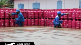 Petugas sedang menghitung dan merapikan tabung LPG nonsubsidi Bright Gas ukuran 5,5 kg dan 12 kg menyusul turunnya harga di wilayah Sulawesi.