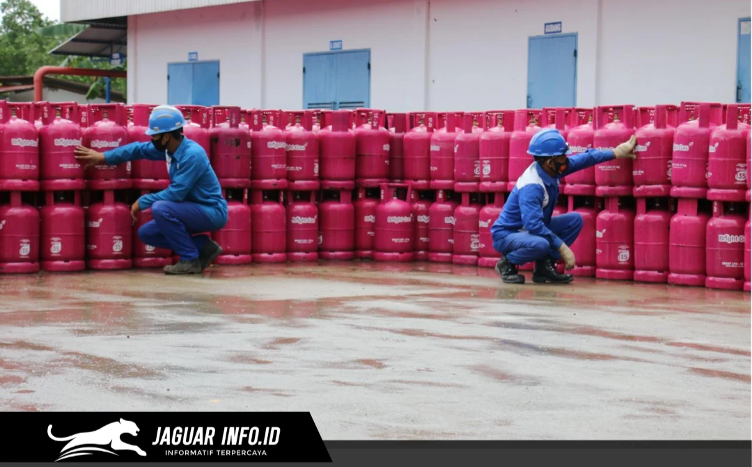 Petugas sedang menghitung dan merapikan tabung LPG nonsubsidi Bright Gas ukuran 5,5 kg dan 12 kg menyusul turunnya harga di wilayah Sulawesi.
