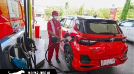Petugas Pertamina melayani pelanggan di SPBU. Pertamina terus memastikan distribusi energi di seluruh wilayah Sulawesi berjalan aman dan tepat sasaran.