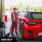 Petugas Pertamina melayani pelanggan di SPBU. Pertamina terus memastikan distribusi energi di seluruh wilayah Sulawesi berjalan aman dan tepat sasaran.