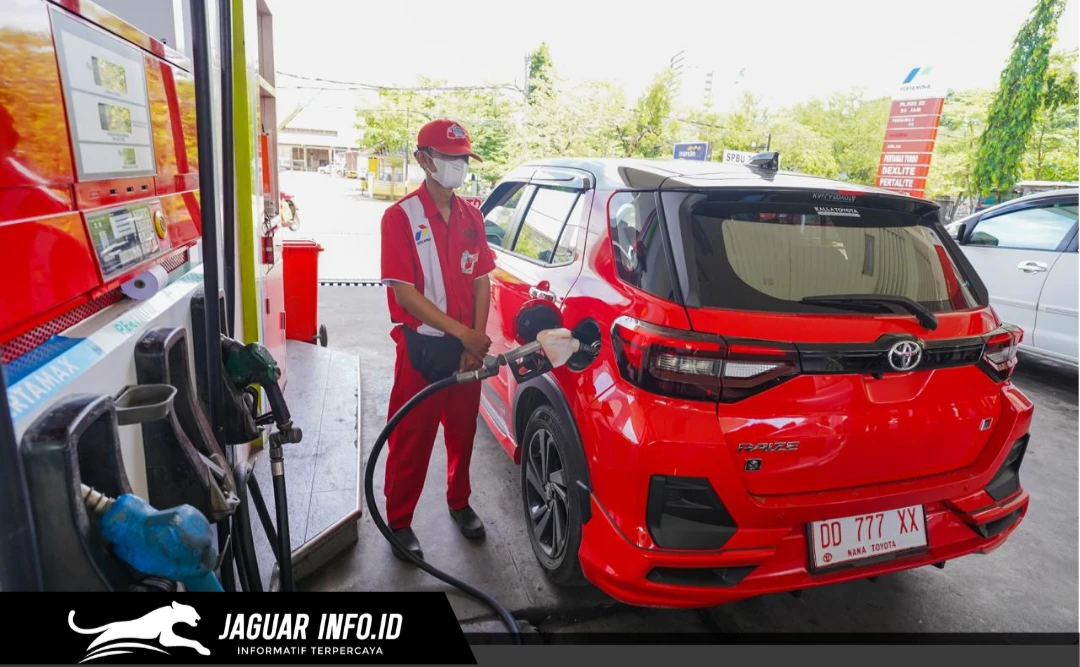 Petugas Pertamina melayani pelanggan di SPBU. Pertamina terus memastikan distribusi energi di seluruh wilayah Sulawesi berjalan aman dan tepat sasaran.