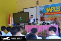 Instruktur Safety Riding PT Daya Adicipta Wisesa saat memberikan edukasi keselamatan berkendara kepada para siswa-siswi di SMA Katolik Frater Don Bosco Manado, Rabu (15/07/26).
