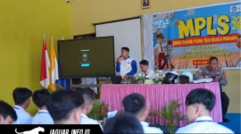 Instruktur Safety Riding PT Daya Adicipta Wisesa saat memberikan edukasi keselamatan berkendara kepada para siswa-siswi di SMA Katolik Frater Don Bosco Manado, Rabu (15/07/26).