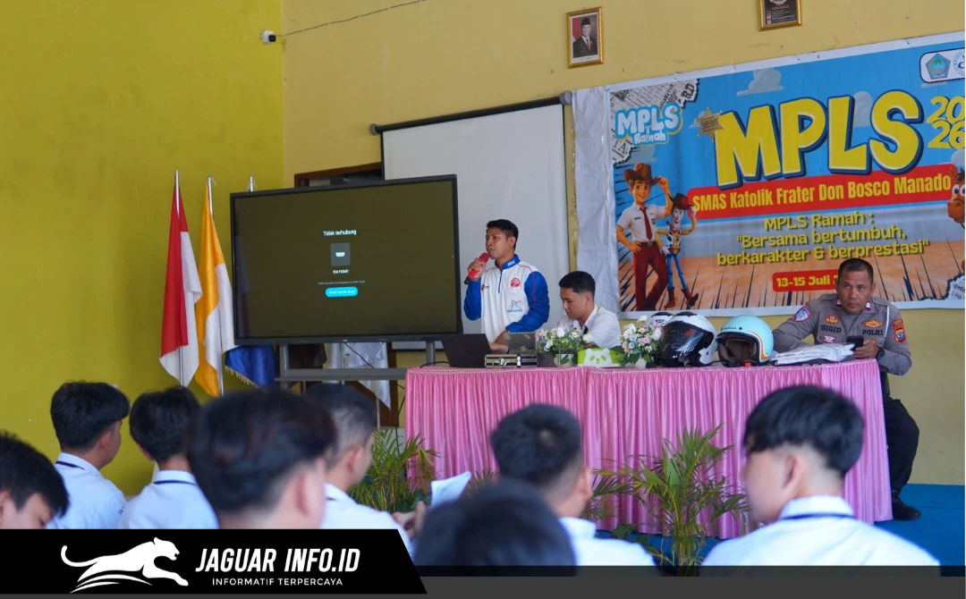 Instruktur Safety Riding PT Daya Adicipta Wisesa saat memberikan edukasi keselamatan berkendara kepada para siswa-siswi di SMA Katolik Frater Don Bosco Manado, Rabu (15/07/26).