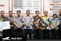 Perwakilan PT Angkasa Pura Indonesia Cabang Bandara Sam Ratulangi Manado usai menerima Penghargaan Kepatuhan Pembayaran Pajak Daerah dalam ajang Bapenda Awards di Ruang Serbaguna Kantor Wali Kota Manado, 18/07/26.