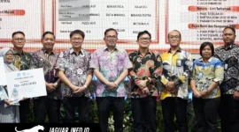 Perwakilan PT Angkasa Pura Indonesia Cabang Bandara Sam Ratulangi Manado usai menerima Penghargaan Kepatuhan Pembayaran Pajak Daerah dalam ajang Bapenda Awards di Ruang Serbaguna Kantor Wali Kota Manado, 18/07/26.