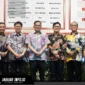 Perwakilan PT Angkasa Pura Indonesia Cabang Bandara Sam Ratulangi Manado usai menerima Penghargaan Kepatuhan Pembayaran Pajak Daerah dalam ajang Bapenda Awards di Ruang Serbaguna Kantor Wali Kota Manado, 18/07/26.