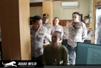 Astamaops Kapolri Komjen Pol. Dr. M. Fadil Imran saat meninjau operasional Layanan Polisi 110 dan Command Center di Polresta Sorong Kota pada 16/07/26.