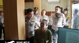 Astamaops Kapolri Komjen Pol. Dr. M. Fadil Imran saat meninjau operasional Layanan Polisi 110 dan Command Center di Polresta Sorong Kota pada 16/07/26.