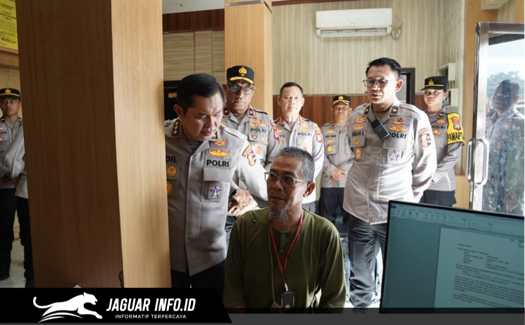 Astamaops Kapolri Komjen Pol. Dr. M. Fadil Imran saat meninjau operasional Layanan Polisi 110 dan Command Center di Polresta Sorong Kota pada 16/07/26.