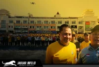 Kapolda Sulut Irjen Pol. Roycke Harry Langie dan Pangdam XIII/Merdeka Mayjen TNI Mirza Agus saat mengikuti olahraga bersama di Lapangan Basket Megamas Manado, Jumat (17/07/26).