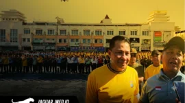 Kapolda Sulut Irjen Pol. Roycke Harry Langie dan Pangdam XIII/Merdeka Mayjen TNI Mirza Agus saat mengikuti olahraga bersama di Lapangan Basket Megamas Manado, Jumat (17/07/26).