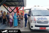 Suasana warga dan pedagang saat mengantre di depan Mobil Kas Keliling Bank Indonesia di Pasar Bersehati, Kota Manado.
