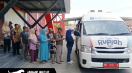Suasana warga dan pedagang saat mengantre di depan Mobil Kas Keliling Bank Indonesia di Pasar Bersehati, Kota Manado.