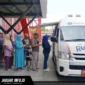 Suasana warga dan pedagang saat mengantre di depan Mobil Kas Keliling Bank Indonesia di Pasar Bersehati, Kota Manado.