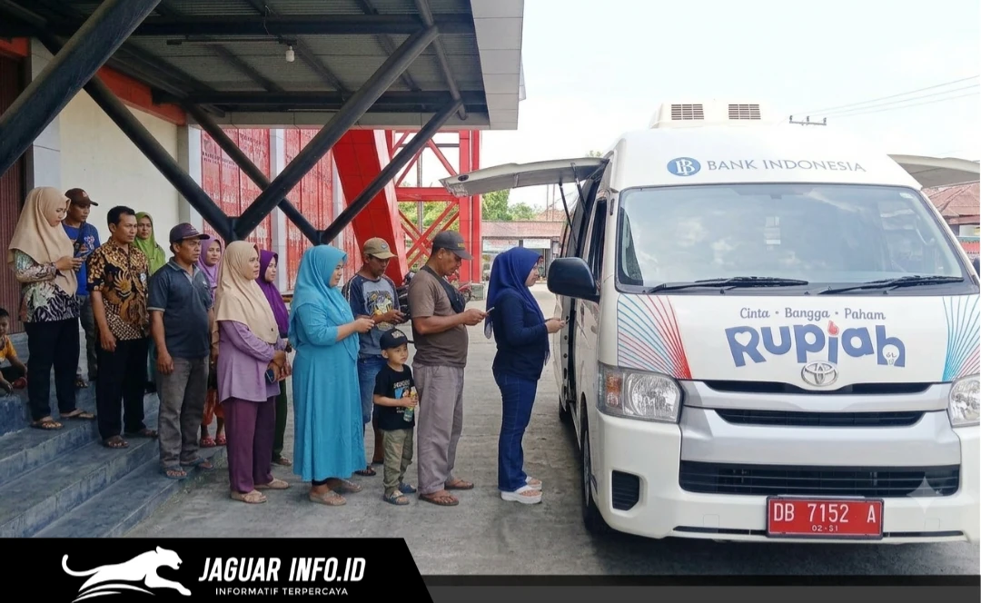 Suasana warga dan pedagang saat mengantre di depan Mobil Kas Keliling Bank Indonesia di Pasar Bersehati, Kota Manado.