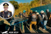 Wakapolda Sulut Brigjen Pol Awi Setiyono saat mengoordinasikan proses evakuasi korban kecelakaan lalu lintas di jalan raya.