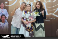 Bianca Anabel Rahel Tenda bersama kedua orang tuanya usai dinobatkan sebagai Juara I Putri Remaja Teladan GMIM Wilayah Manado Winangun 2026.