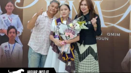 Bianca Anabel Rahel Tenda bersama kedua orang tuanya usai dinobatkan sebagai Juara I Putri Remaja Teladan GMIM Wilayah Manado Winangun 2026.