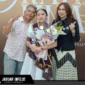 Bianca Anabel Rahel Tenda bersama kedua orang tuanya usai dinobatkan sebagai Juara I Putri Remaja Teladan GMIM Wilayah Manado Winangun 2026.
