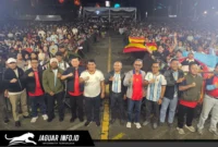 Kepala KPwBI Provinsi Sulawesi Utara, Joko Supratikto, bersama Gubernur dan jajaran Forkopimda saat berfoto dengan ribuan warga pada acara Pesta Rakyat di Kawasan Megamas Manado, Senin (20/07/26).
