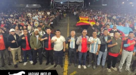 Kepala KPwBI Provinsi Sulawesi Utara, Joko Supratikto, bersama Gubernur dan jajaran Forkopimda saat berfoto dengan ribuan warga pada acara Pesta Rakyat di Kawasan Megamas Manado, Senin (20/07/26).